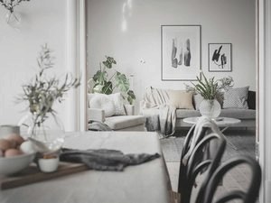  Просторная шведская квартира с тёмно-серой кухней и рабочей зоной в спальне 