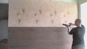 Как крепить ламинат на стену: видео и фото инструкция