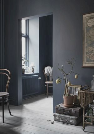  Тёмно-синие стены и тёплые акценты: маленькая квартира холостяка (34 кв. м) 