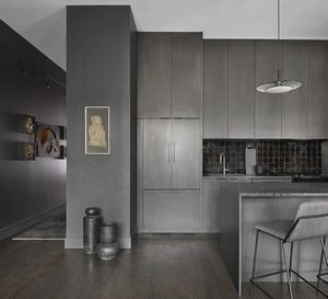  Стильная мужская берлога в чёрном: современные апартаменты в Чикаго 