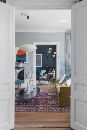  Контрастные цвета и огромные картины: красивая квартира в Стокгольме 