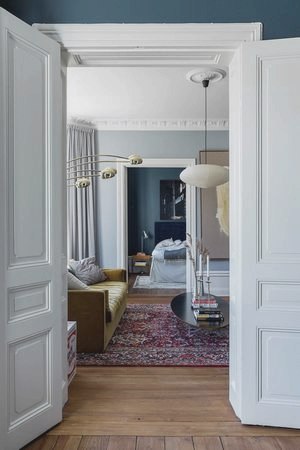  Контрастные цвета и огромные картины: красивая квартира в Стокгольме 