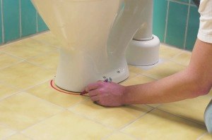 Как установить унитаз на плитку своими руками: видео инструкция